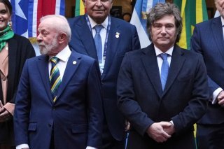 Le président Luiz Inacio Lula da Silva (à g.) et son homologue argentin Javier Milei lors du sommet du Mercosur à Buenos Aires. KEYSTONE/AP/Natacha Pisarenko